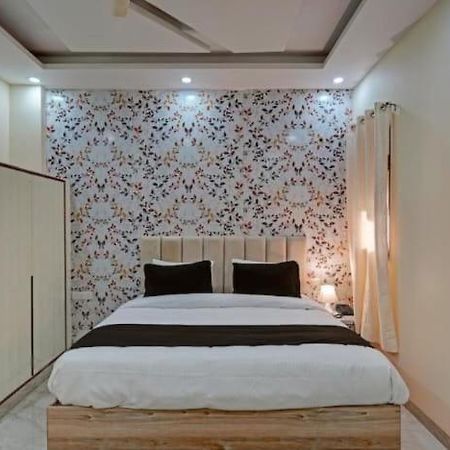 Shourya Hotel And Banquet Νόιντα Εξωτερικό φωτογραφία
