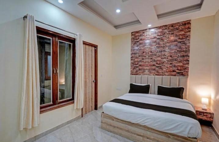 Shourya Hotel And Banquet Νόιντα Εξωτερικό φωτογραφία