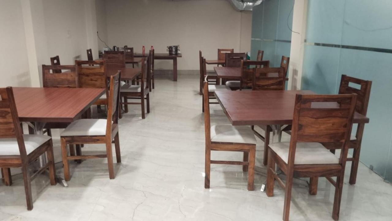 Shourya Hotel And Banquet Νόιντα Εξωτερικό φωτογραφία