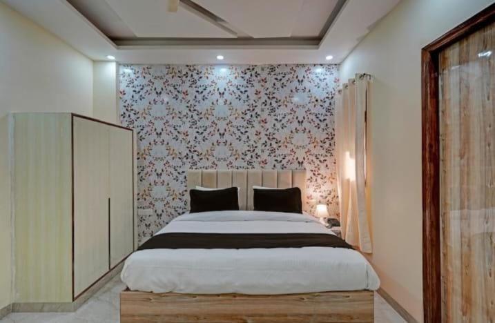 Shourya Hotel And Banquet Νόιντα Εξωτερικό φωτογραφία