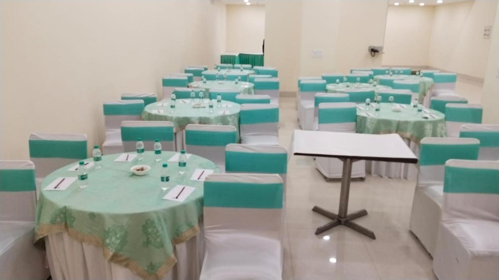 Shourya Hotel And Banquet Νόιντα Εξωτερικό φωτογραφία