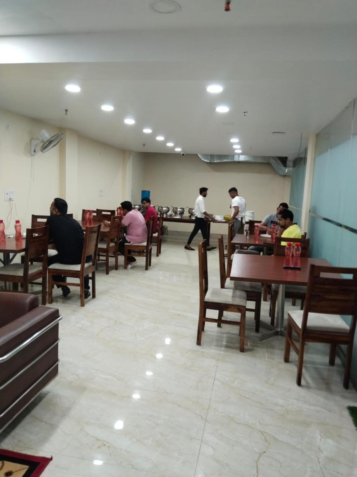 Shourya Hotel And Banquet Νόιντα Εξωτερικό φωτογραφία